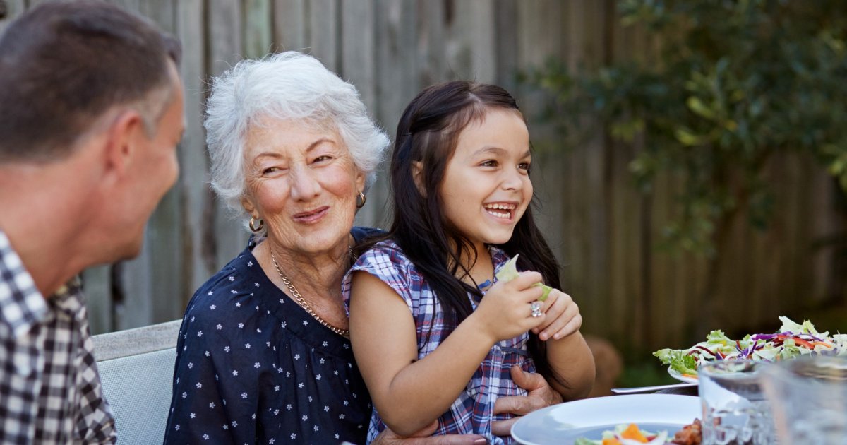 Un couple de seniors partageant un repas coloré et équilibré