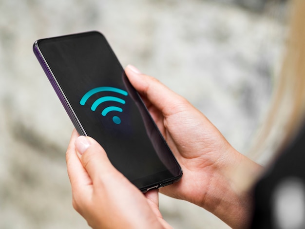 Smartphone affichant l'icône Wi-Fi