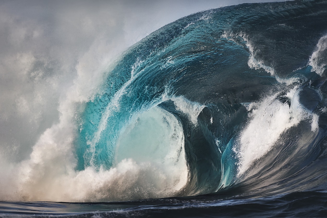 Vague géante dans l'océan