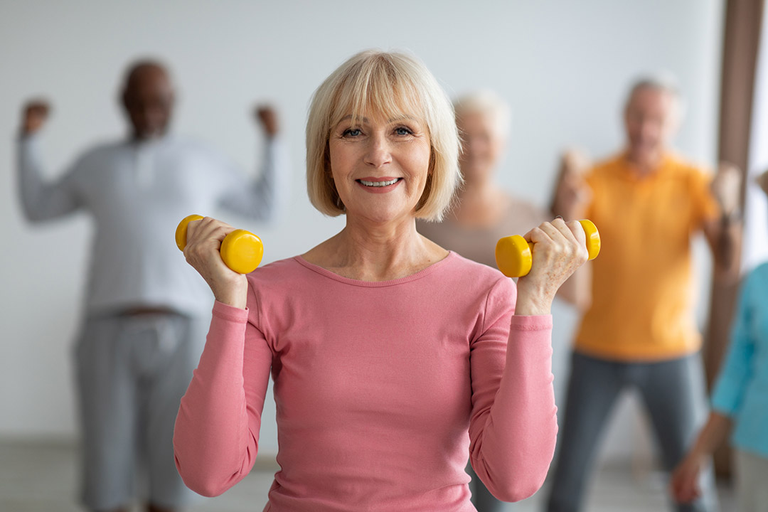 Une femme mature pratiquant des exercices de gymnastique douce à domicile