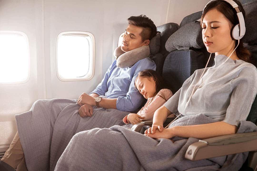 Famille heureuse dans un avion