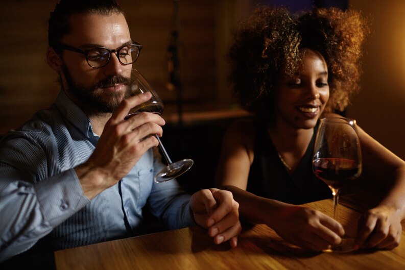 Couple discutant au bar