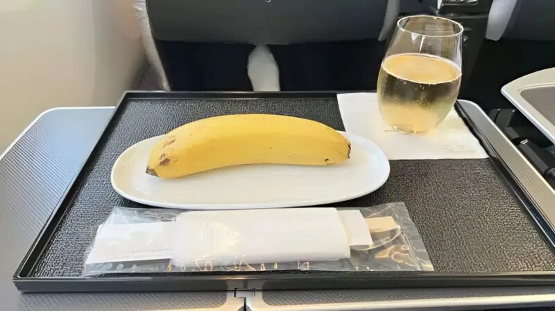 Hôtesse de l'air avec une banane