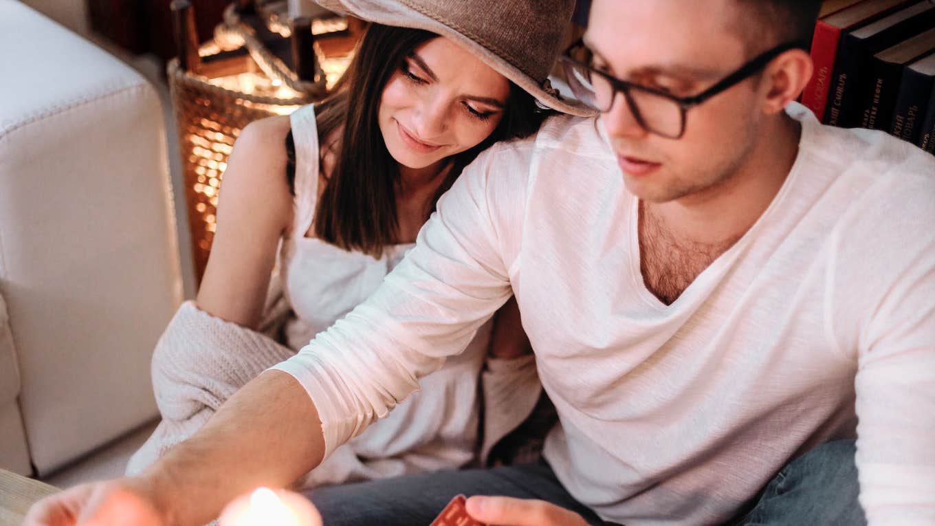 Femme épanouie pratiquant une activité artistique personnelle