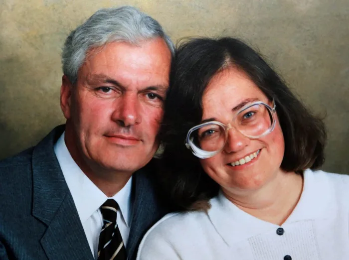 Howard Howes, un agriculteur, regarde au loin, pensif