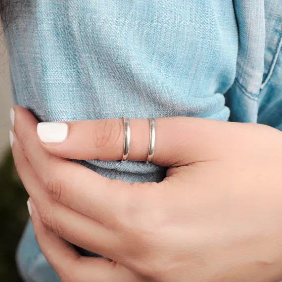 Bague de pouce féminine élégante