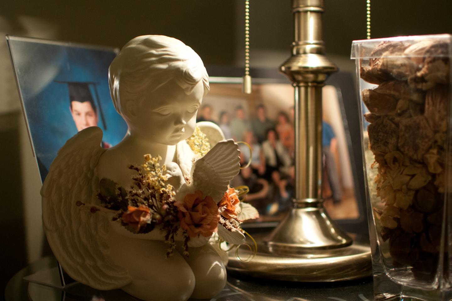 Personne inspirant le parfum d'une fleur, symbole de souvenir olfactif