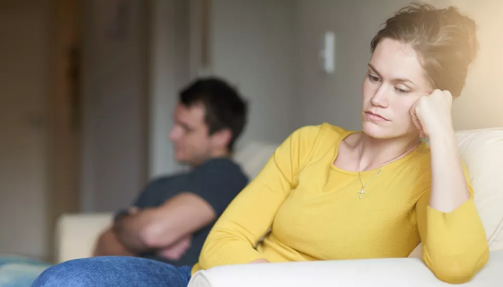 Femme assise seule, regard perdu, symbolisant l'isolement émotionnel