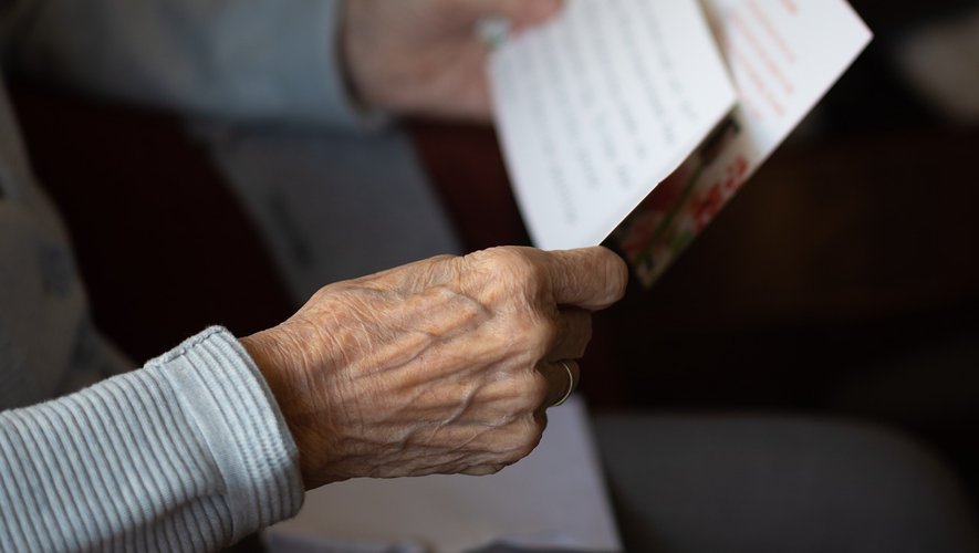 Écrits manuscrits sur une table