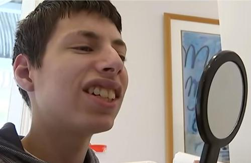 Evan souriant après son traitement