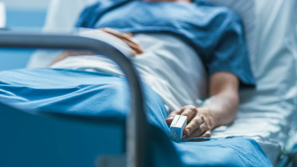 Homme hospitalisé sous monitoring cardiaque