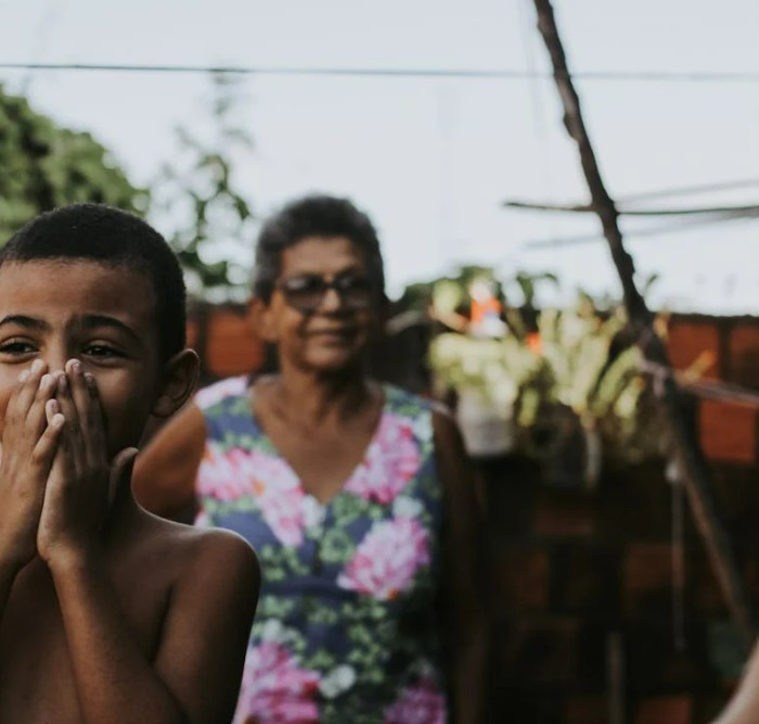 Femme aux yeux bleus clairs