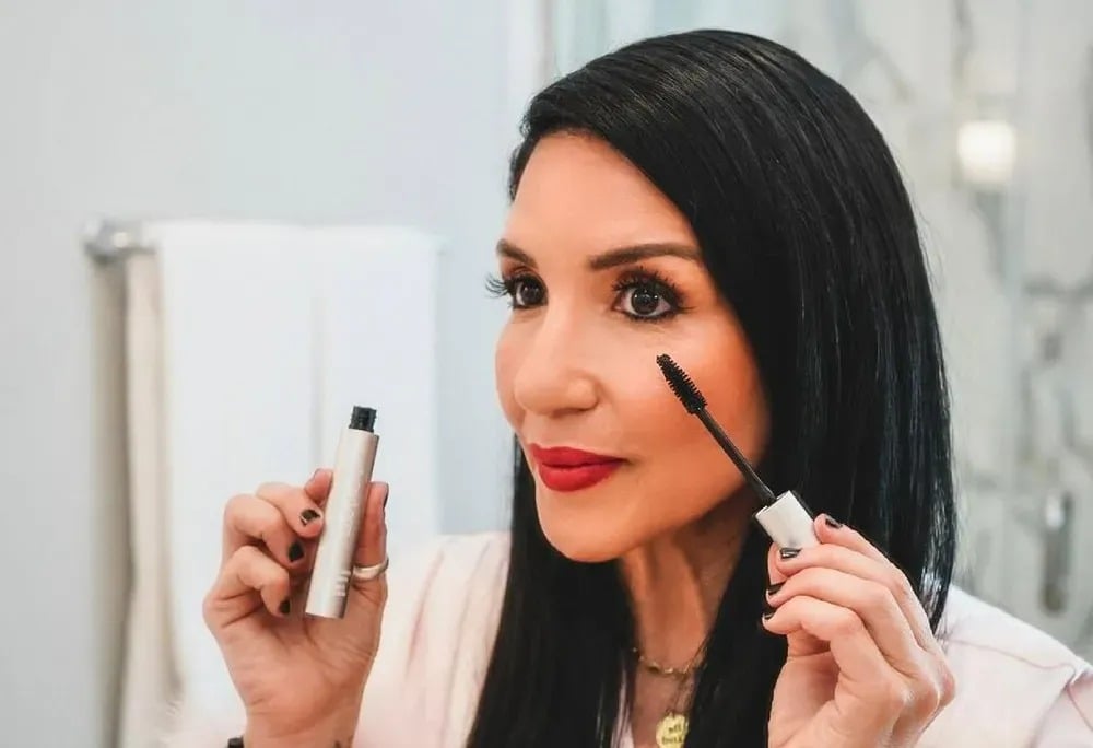 Femme appliquant un maquillage léger