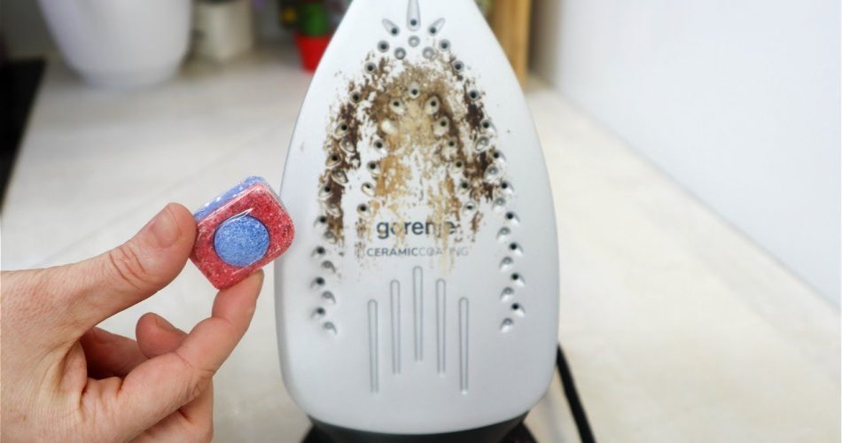 Matériel pour nettoyer un fer : pastille, vinaigre, cotons-tiges, essuie-tout