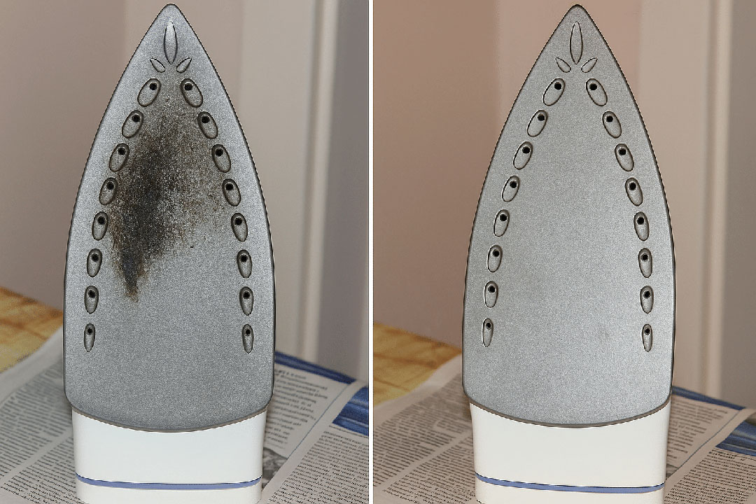 Nettoyage de la semelle d'un fer à repasser avec du sel et du papier cuisson