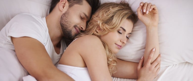 Personne dormant sur le côté gauche