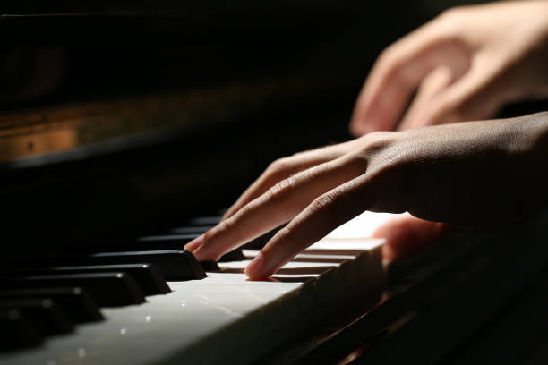 Mains jouant du piano avec émotion
