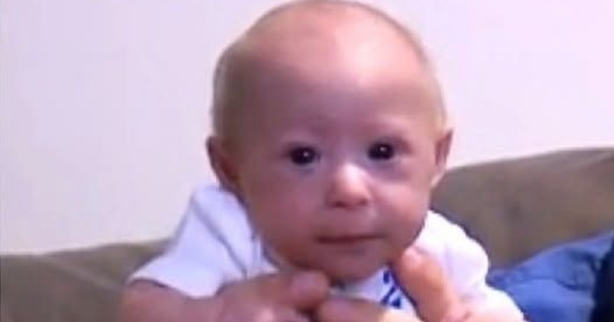 Adaptations créatives dans la maison pour Mathieu, comme un petit marchepied ou des meubles ajustés