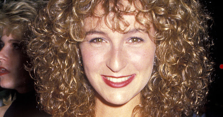 Jennifer Grey souriante dans les années 80