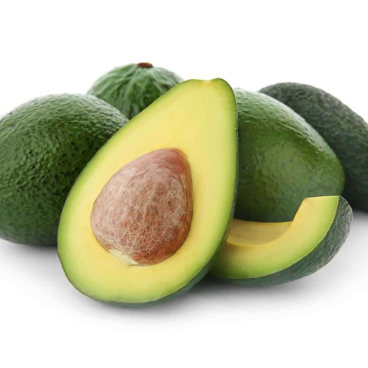 Avocat coupé en deux sur une planche en bois