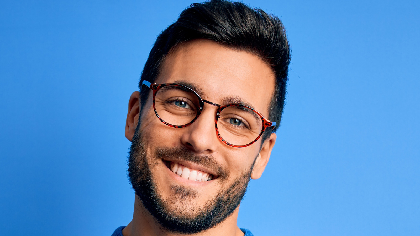 Homme souriant avec assurance et aisance