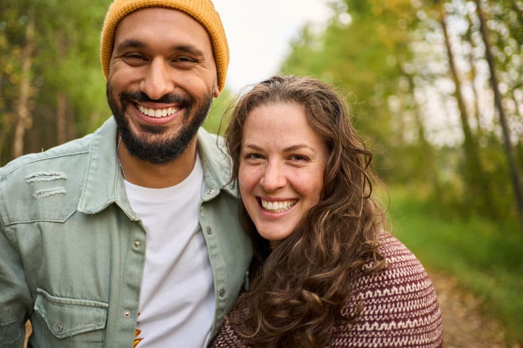 Couple heureux marchant main dans la main