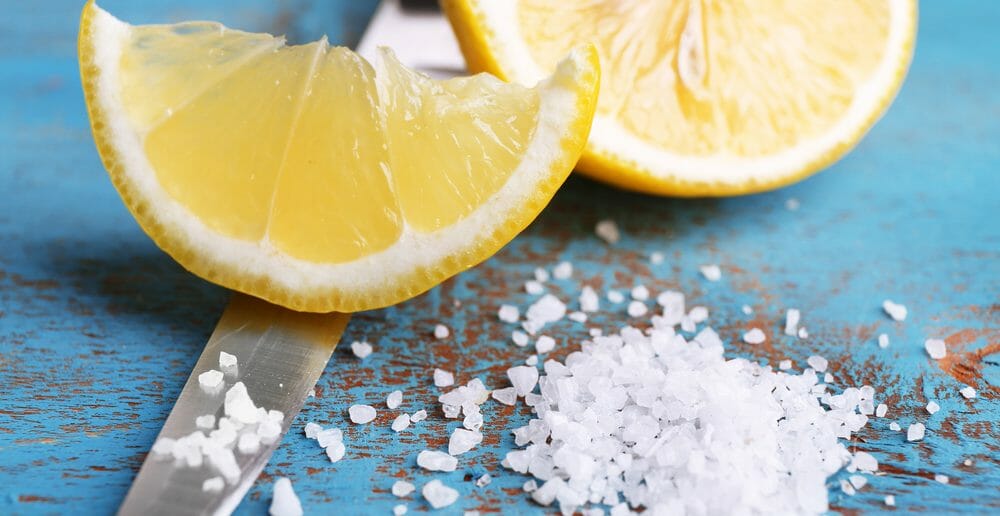 Mélange de sel et citron posé sur une assiette