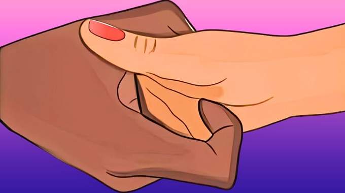 Homme et femme se serrant la main avec une expression complice