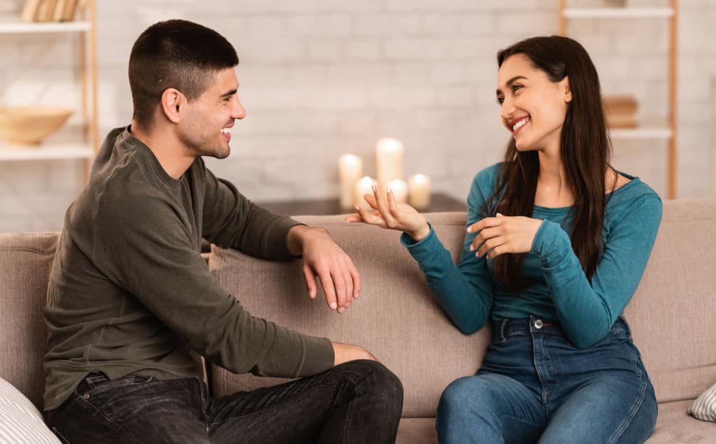 Couple se soutenant dans un moment difficile
