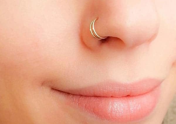 Femme avec piercing nasal gauche