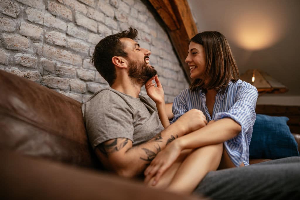 Femme faisant rire son partenaire