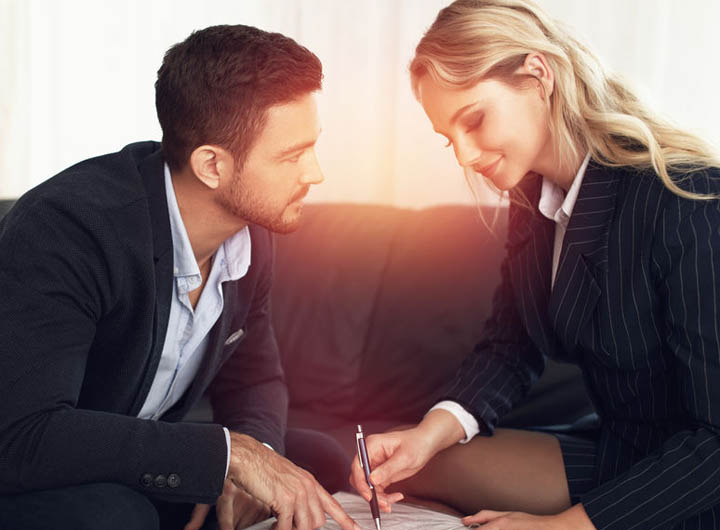 Couple discutant tranquillement dans un cadre romantique