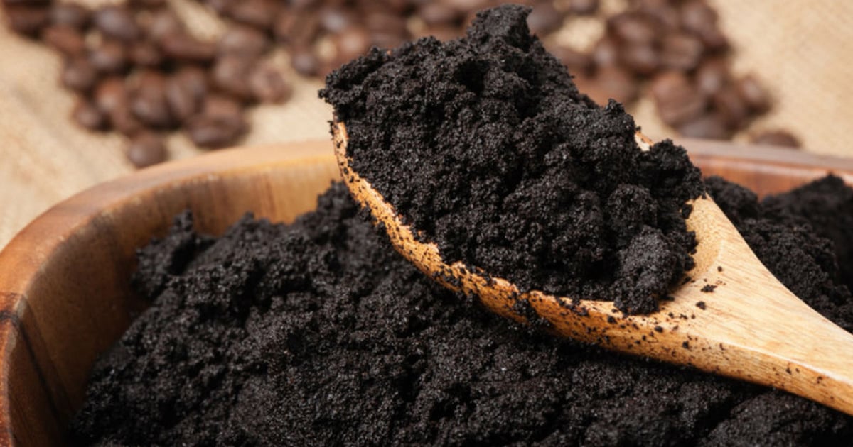 Photo de marc de café dans une tasse et une cuillère