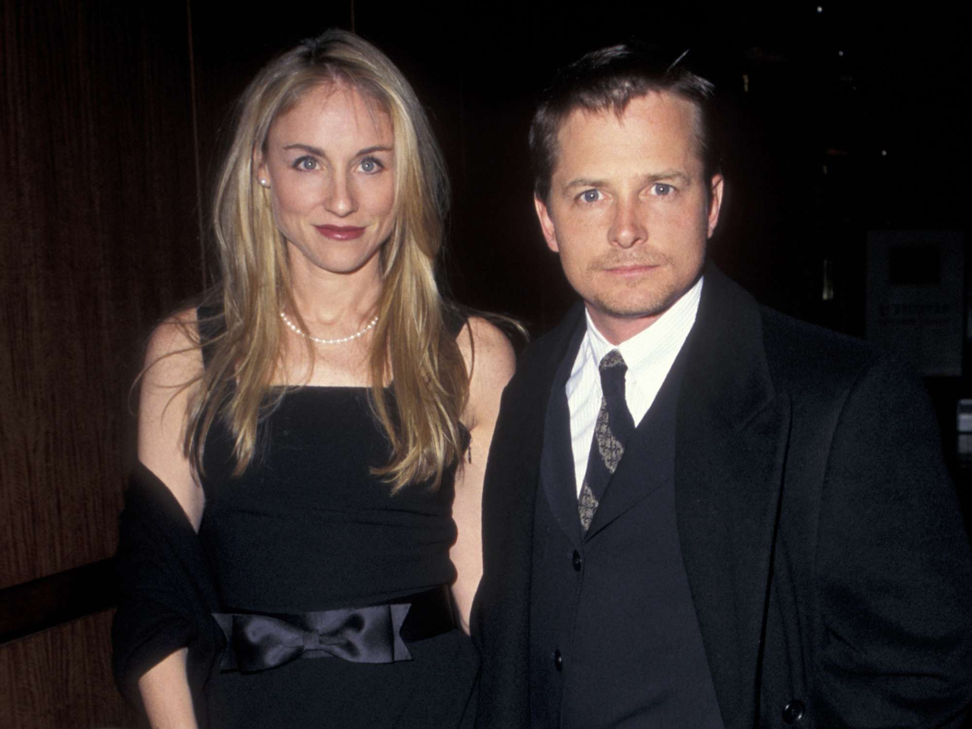 Michael J. Fox et son épouse Tracy Pollan souriants, un couple soudé.