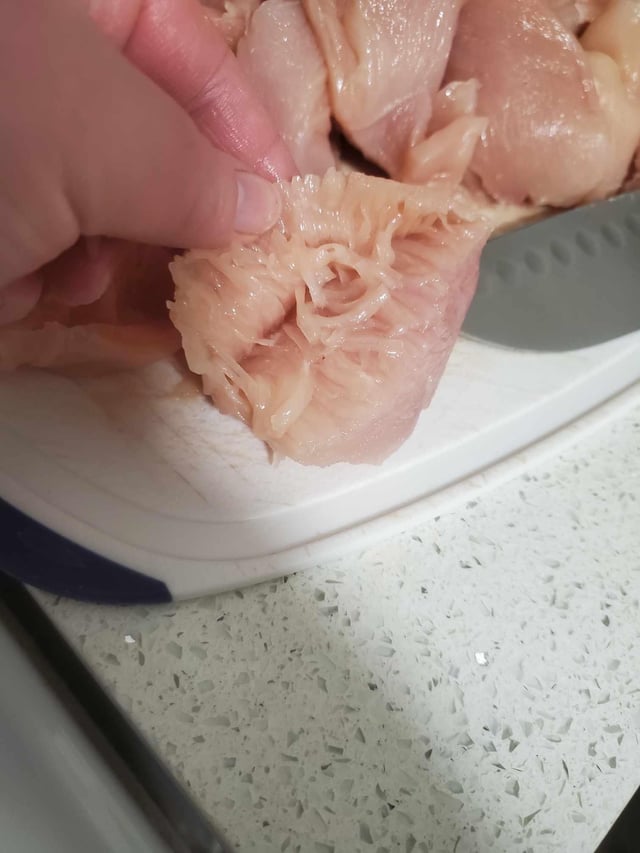 Viande de poulet aux filaments étranges