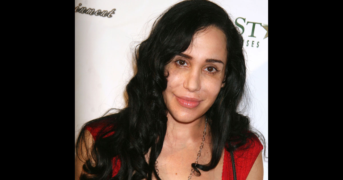 Portrait de Nadia Suleman, souriante et sereine, évoquant son parcours