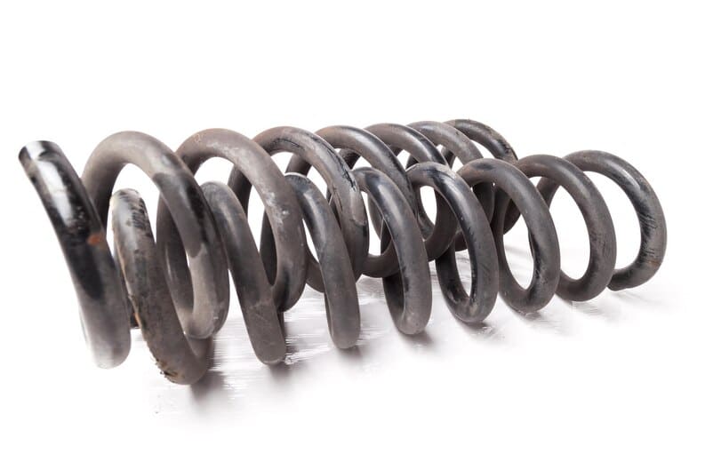 Vieux ressorts de suspension automobile isolés sur fond blanc