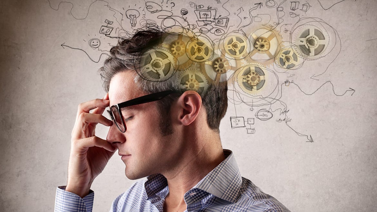 Personne résolvant un casse-tête visuel