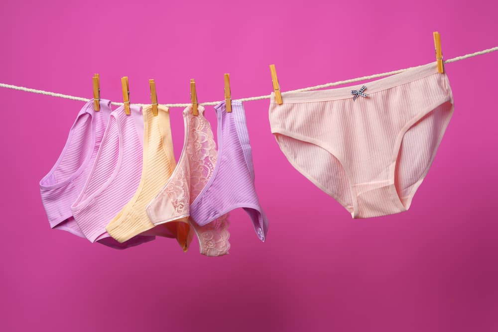 Femme enceinte tenant son ventre