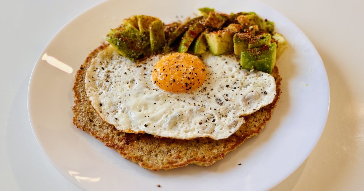Petit-déjeuner équilibré avec œufs, avocat et légumes sur une table