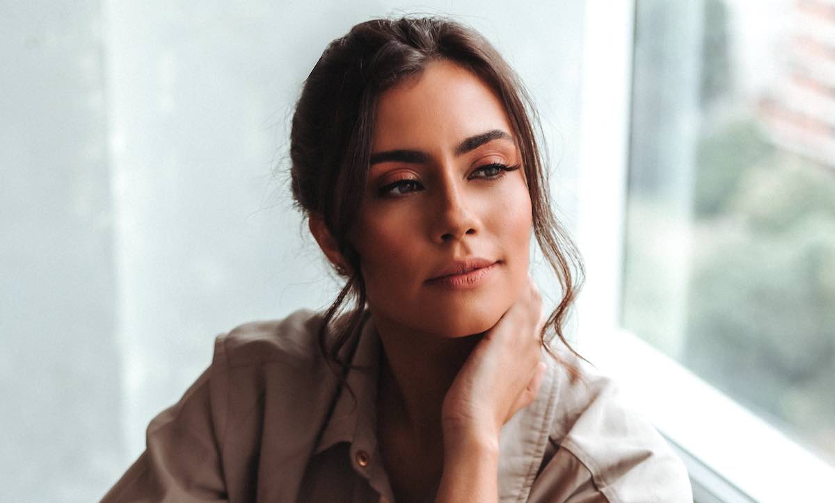 Tasse de café noir sur une table