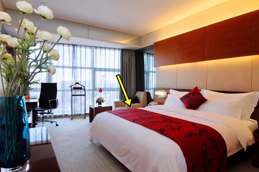 Jeté de lit élégant sur un lit d'hôtel