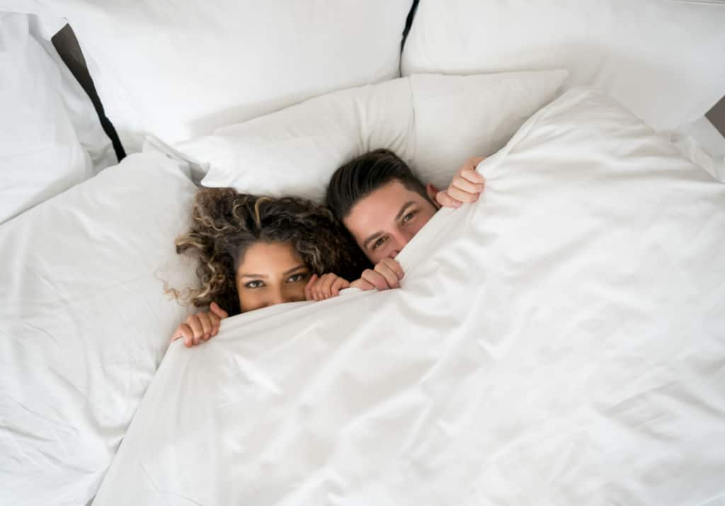 Couple joueur dans un lit