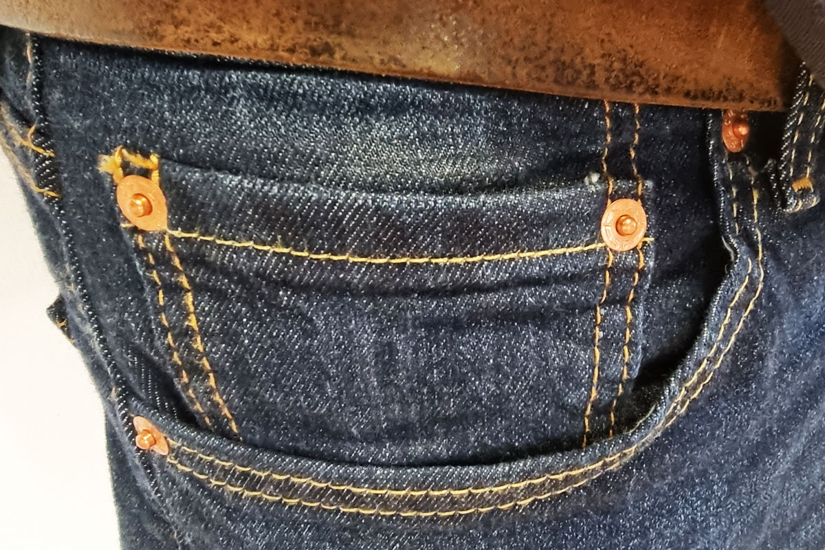 Poche de jean moderne avec objets du quotidien
