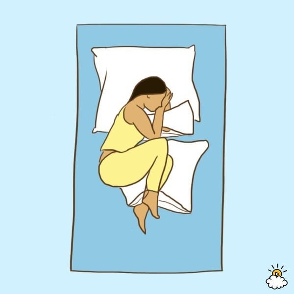 Personne dormant sur le côté avec un oreiller entre les genoux