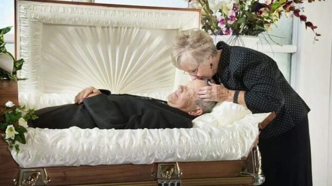 Médecin expliquant les risques des baisers post-mortem