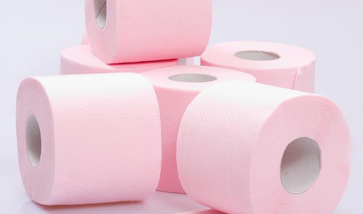 Papier toilette rouleau rose posé sur une table de bricolage