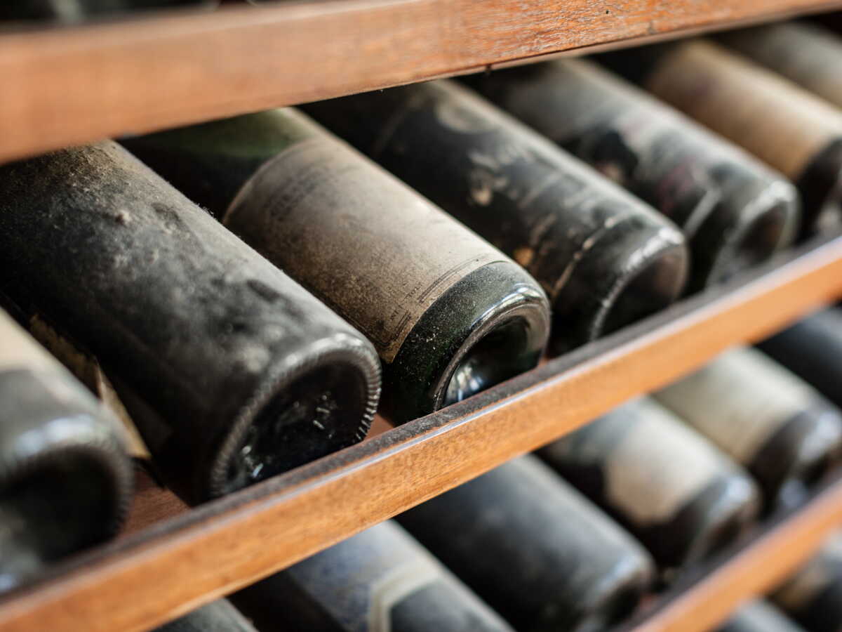 Personne versant du vin avec élégance
