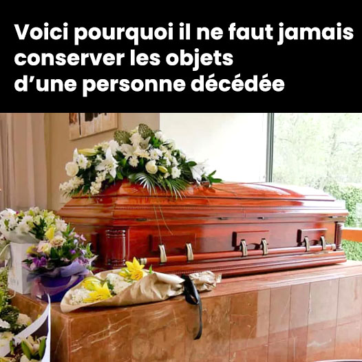 Objets personnels d'un défunt posés sur une commode