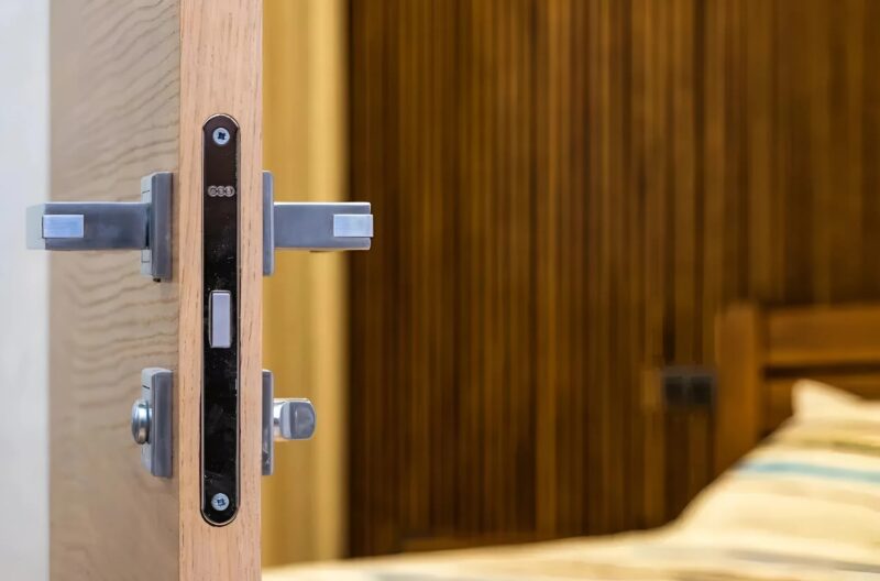 Femme déçue devant une porte d'entrée